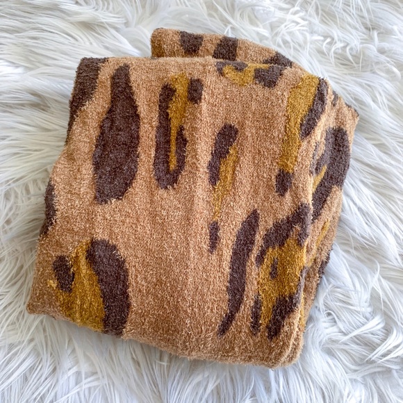 Urban Outfitters Accessories - NEW Staring at Stars Leopard Softest InfinityScarf